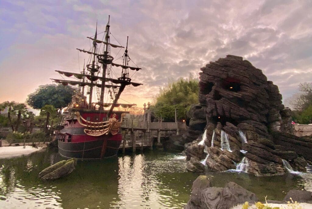 skull rock adventureland disneyland paris